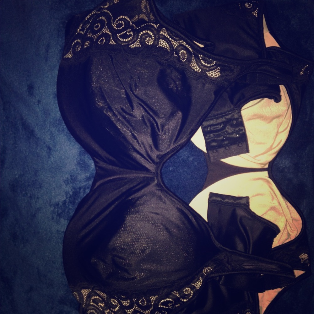 Two (2) Bali underwire bras 36DDD - black/nude